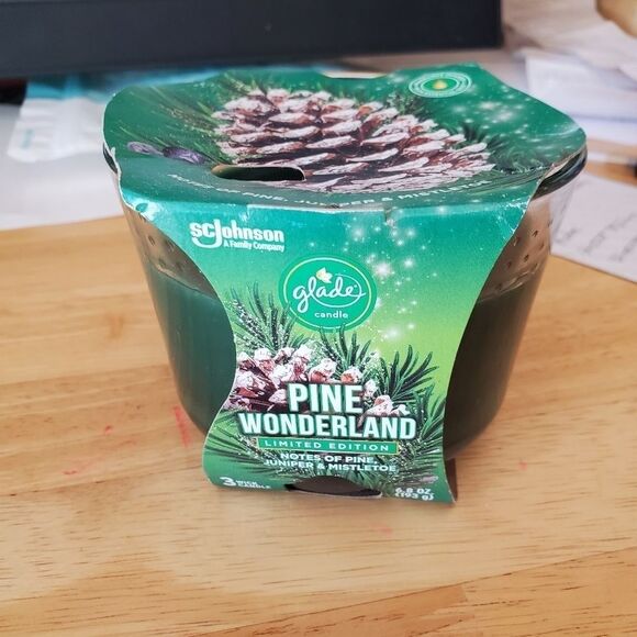 Glade PINE WONDERLAND Limited Edition Fragrance Infused Candle 6.8 OZ 3 Wick. - Picture 1 of 4